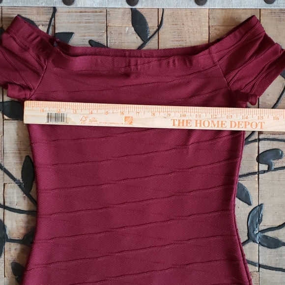 Guess size Small Body con Fitted dress EUC - Picture 6 of 9